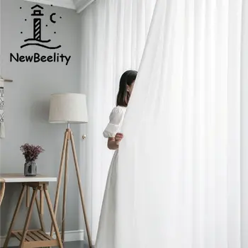 Современное минималистичное полупрозрачное матово-белое окно с полузатенением