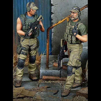 В разобранном виде 1/35 modern crew soldier включает в себя 2 комплекта миниатюрных моделей из смолы, неокрашенных