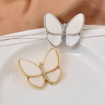 такая же брошь-бабочка популярна в Интернете, симпатичная и дорогая, брошь предназначена для публики с модными вещами