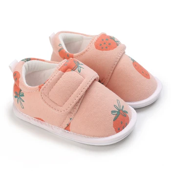 Обувь для девочки, милые ходунки для новорожденных на мягкой подошве из клубничного хлопка, обувь для кроватки